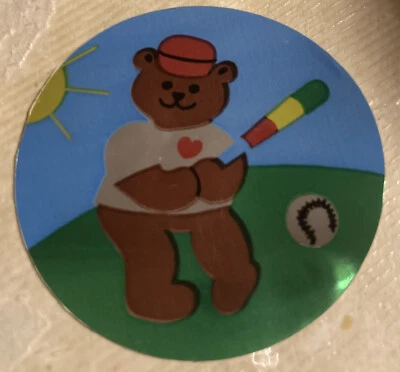 Винтажная бейсбольная наклейка 1980-е Sandylion Foil блестящий медведь играющий в бейсбол. все еще на спине - Изображение 1 из 2