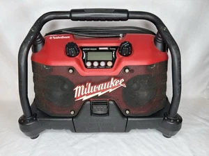 Milwaukee Job Site Radio HEAVY DUTY Rockford Fosgate - Imagen 1 de 8