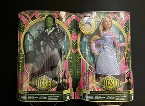 Muñecas universitarias Mattel Wicked Movie Glinda & Elphaba Shiz (error de impresión URL rara) - Imagen 1 de 6