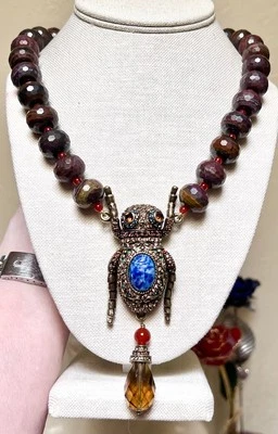 PRECIOSO Collar Heidi Daus Escarabajo Egipcio Metal Dorado, Lapislázuli, Jaspe y Cristal Foto 1 de 4