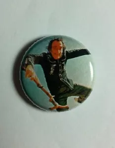 SALVADOR DALI BASTONE DA SALTO SORRIDENTE FOTO ARTE ARTISTA 1" SPILLA PULSANTE PINBACK - Foto 1 di 1
