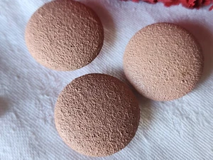 Trio  gros boutons anciens en bois rose granité 2,6 cm à pied ref 490 - Picture 1 of 3