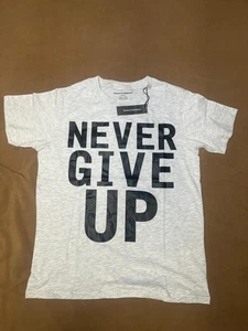 Camiseta Never Give Up Gris Claro Talla S Gráfico Motivacional Unisex Camiseta Algodón - Imagen 1 de 3