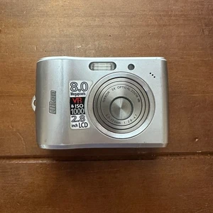 Nikon Coolpix L15 fotocamera digitale compatta 8,0 megapixel LEGGERE BENE - Foto 1 di 10
