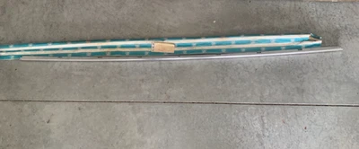 Camión Chevrolet C10 K10 1975-1976 moldura inferior superior rejilla GM 343984 NUEVO DE STOCK Foto 1 de 4