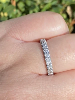 Anillo de diamantes redondos naturales de platino macizo de 0,64 quilates talla 5,5 Foto 1 de 4