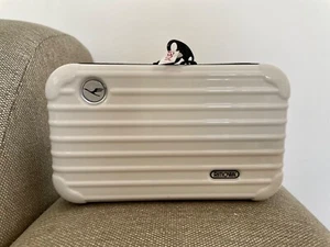 Rimowa Lufthansa Amenity Kit | Versiegelt | First Class | Weiß | Metallic | Neu - Bild 1 von 6