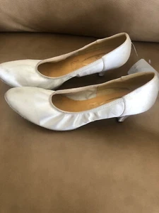 Free London Damen-Ballettschuh silberfarben US 9 Ballsaal Tanzschuh Engel Satin glatt - Bild 1 von 5