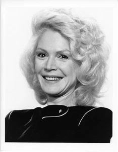 SANDRA DEE – FANTASY ISLAND – ORIGINAL 1982 ABC-TV PHOTO – MARILYN BECK STORY - Picture 1 of 2