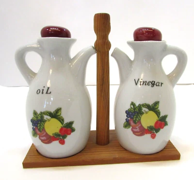 Juego de vinagre de aceite de porcelana blanca con patrón de frutas vintage de los años 80 con soporte de madera Foto 1 de 4