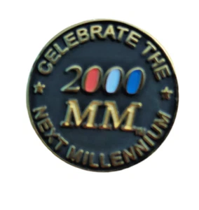CELEBRATE THE NEXT MILLENNIUM 2000 MM goldfarben & Emaille Sammlerstück Anstecknadel - Bild 1 von 2