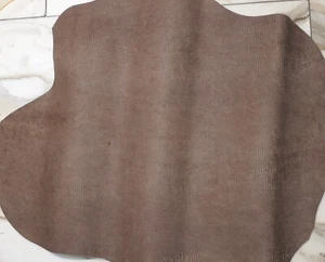 LEDER TIP 39730-UC, Lederreste, 1 Lederhaut 1,1mm, antik-schlammfarben, geprägt - Picture 1 of 3