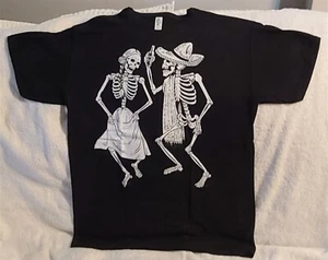 CAMISETA DANCING SKELETONS DRINKING MÉXICO DÍA DE LOS MUERTOS HALLOWEEN - Imagen 1 de 2