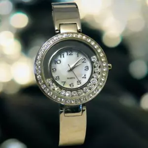 Reloj Mujer Puño Cristal Tono Plata Viene con Batería - Imagen 1 de 6