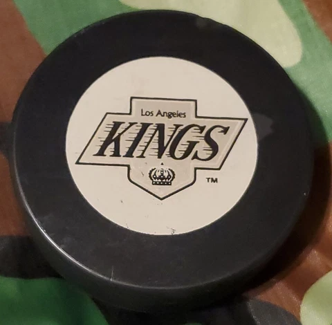 LOS ANGELES KINGS NHL VINTAGE LICENSED PUCK INGLASCO MADE IN CZECHOSLOVAKIA 🇨🇿 Cover