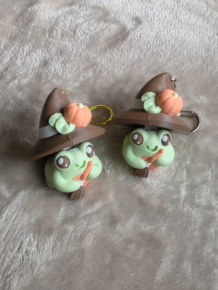 süßer Halloween Hexen Frosch Fidget Clicker Schlüsselanhänger - Bild 1 von 2