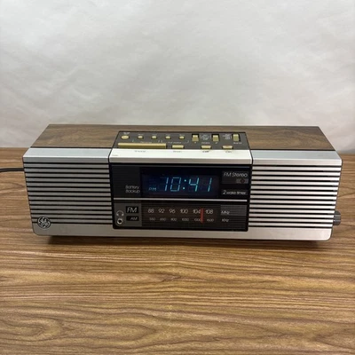 Vintage GE Clock Radio AM FM Model No 7-4945a Battery Back-up Dual Alarm - Image 1 of 4