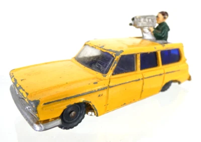 Coche de juguete Husky Studebaker Wagonaire modelo vintage coleccionable camarógrafo amarillo Foto 1 de 4