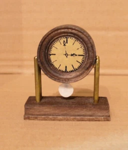 1 Antike Massivholz Tischuhr für die Puppenstube - sehr guter Zustand - Bild 1 von 3