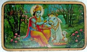 "CAJA DE ESTAÑO IMPRESA DE COLECCIÓN INDIA - SEÑOR KRISHNA CON VACA GOMATA 9.1/2"" X 5 3/4" - Imagen 1 de 4