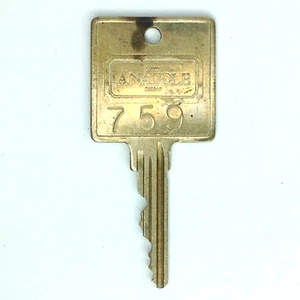 Llave de habitación de hotel de latón vintage ANATOLE Dallas #759 con grandes tacones cuadrados - Imagen 1 de 6