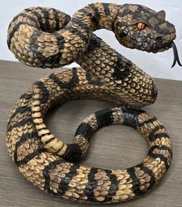 Statua realistica RATTLESNAKE in resina arrotolata scherzi decorazione giardino Diamondback - Foto 1 di 18