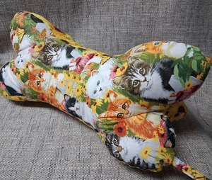 3-seitiges Nacken Reise Kissen KATZEN Sonnenblumen Druck Stoff Handarbeit Hundeknochen Form - Bild 1 von 3