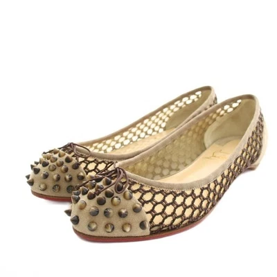 Christian Louboutin Mezcla Zapatos de salón planos Puntera de almendra Tachuelas Malla Gamuza Cinta Beige Foto 1 de 4