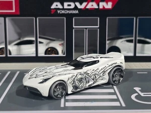 💎 Hot Wheels Auto BDD03 weiß Sportwagen Gothic grau Grafik 2014 - Bild 1 von 5