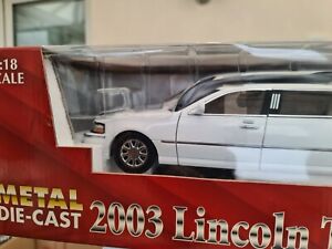 Sun Star Lincoln Town Car Limousine 2003 White 1:18  slight box discoloration 
