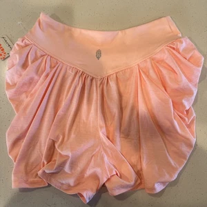 Free People Movement Ruched Shorts Wrapper Slit Pastel Peach Gr.XS Neu mit Etikett - Bild 1 von 4