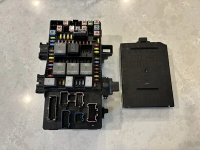 Caja de conexiones interior de fusibles y relé 6L3T-14A067-EA 2005-2006 Ford F-150 Foto 1 de 4