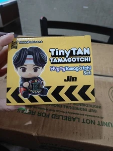 ER2-Nuevo BTS TinyTan Jin Micrófono Gota Muñeca Vinilo Abrazo Mi Tamagotchi Nano Set - Imagen 1 de 4