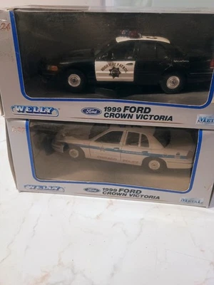 Welly Ford Crown Victoria 1999 Police,  scala 1:24, Illinois e California. - Immagine 1 di 4