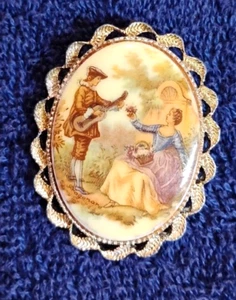 Vintage Brooch Fragonard Cameo Courting Couple Porcelain - Picture 1 of 2