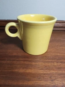 Taza de café Fiestaware HLC O con mango de anillo amarillo narciso - Imagen 1 de 6