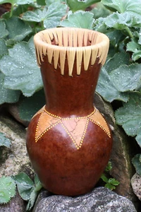 Vase mit Intarsien und Bast Terrakotta Ton Asien Handarbeit Vase Pflanzgefäß - Bild 1 von 3