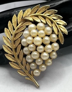 Broche Corona Trifari Racimo de Uva Spray Tono Dorado Hoja Imitación Perla Años 60 - Imagen 1 de 11