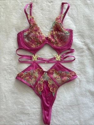 Lencería For Love & Lemons Teddy Rosa Floral Recortado Tirantes Tanga Bonito Mediano Foto 1 de 4