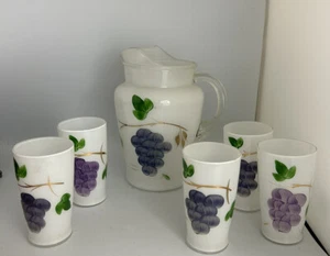 Jarra blanca vintage y 5 vasos de vidrio de leche moda gay pintada a mano uvas moradas - Imagen 1 de 6