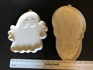 Set aus zwei Hallmark Halloween Kunststoff Ausstechformen. Totenkopf und Geist  - Bild 1 von 7