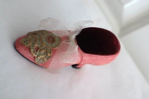 Russ Berrie Timeless Accents Pin Cushion Victorian Pink Heeled Shoe - Picture 1 of 5