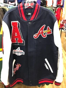 CHAQUETA ESTÁNDAR ATLANTA BRAVES LANA VARSITY PRO HOMBRE AZUL MARINO - Imagen 1 de 6