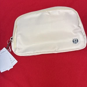 Luluemon Everywhere Gürteltasche cremefarben mit hellweißen & silbernen Akzenten 7,5"x2"x5 - Bild 1 von 7