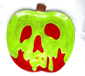 Plato de manzana venenosa villanos de Disney iridiscente pintado a mano 14 en Halloween NUEVO - Imagen 1 de 2