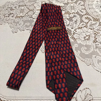 Preciosa corbata de diseñador temática de boca de fuego roja y azul The Artifact Museum Foto 1 de 3