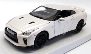 Burago 1/24 Scale Diecast 18-21082 - 2017 Nissan GT-R - White - Picture 1 of 5