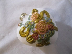 2,75" Vintage Elfenbein Biskuit Herz Porzellan mit 3D Blumen Rosen & Band Ornament - Bild 1 von 10
