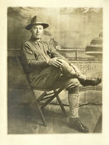 Retrato postal soldado del ejército de Estados Unidos de la Primera Guerra Mundial RPPC - Sombrero de campaña Montana Peak - Imagen 1 de 4