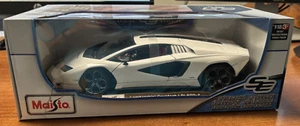 MAISTO 1:18 Scale Diecast Model Car - Lamborghini Countach LPI 800-4 in White - Picture 1 of 2